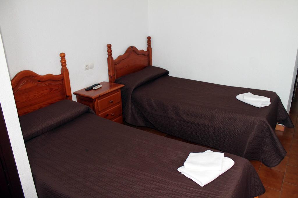 Hostal Montilla Sotogrande Торегуадиаро Екстериор снимка