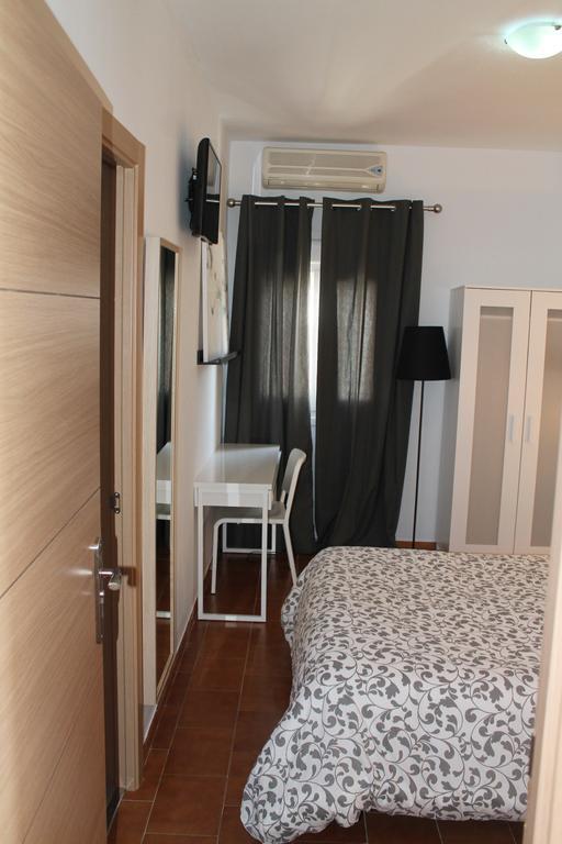 Hostal Montilla Sotogrande Торегуадиаро Екстериор снимка
