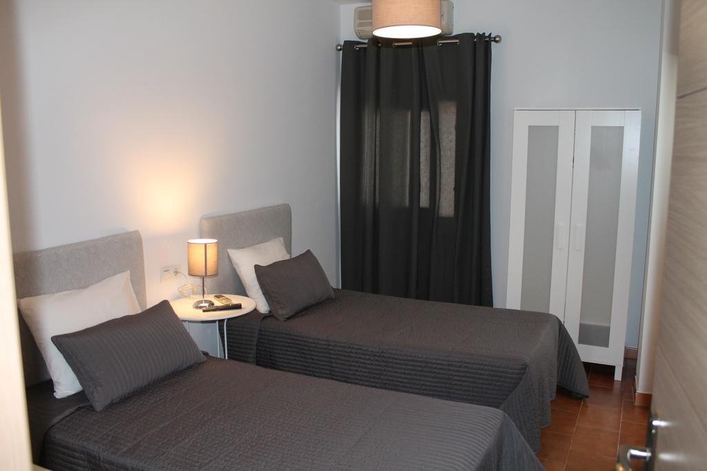 Hostal Montilla Sotogrande Торегуадиаро Екстериор снимка